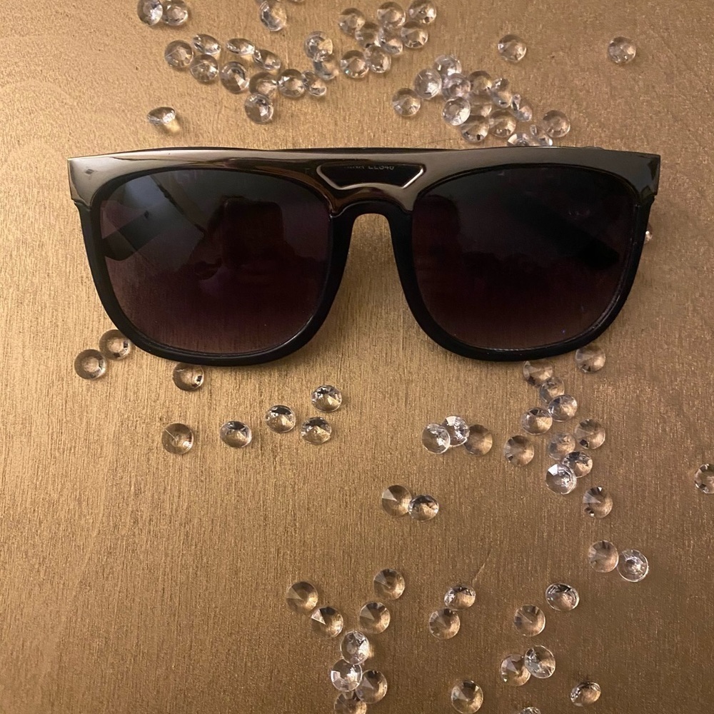 Gold-rimmed Versace Inspired Imitation Sunglasses - Picture 2 of 5